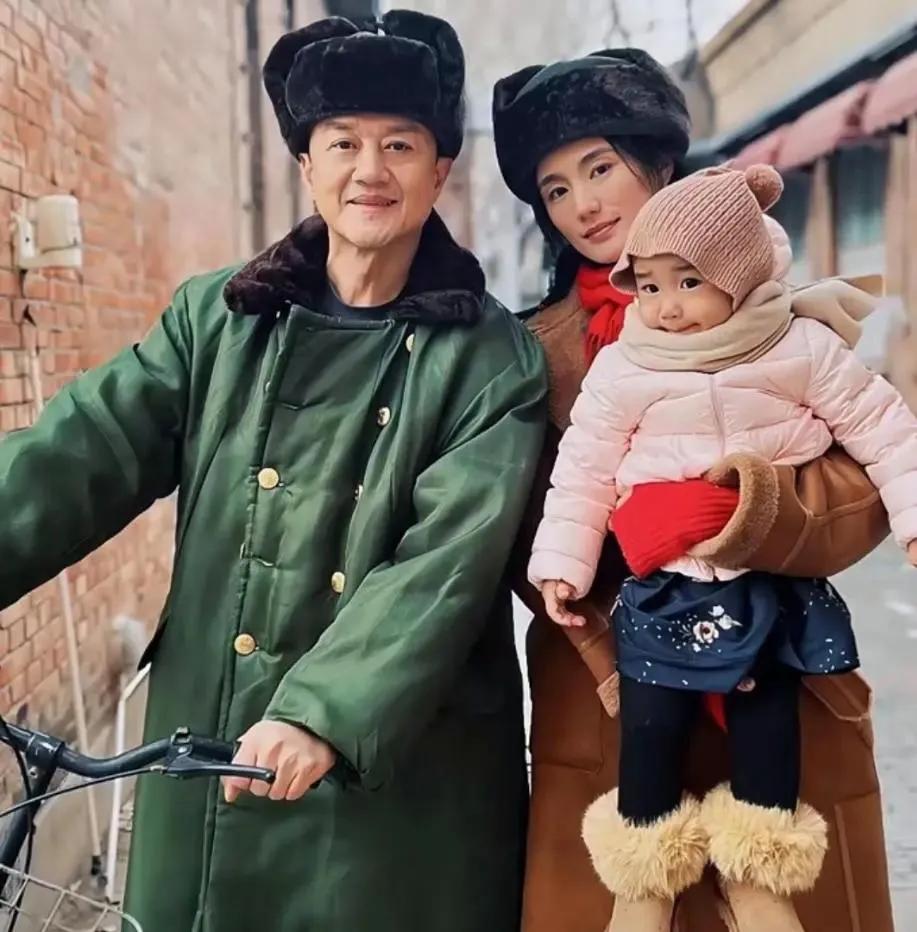 李亚鹏一家三口新年首同框，穿军大衣蹬自行车好有年代感啊。
李亚鹏笑容满面地骑着单