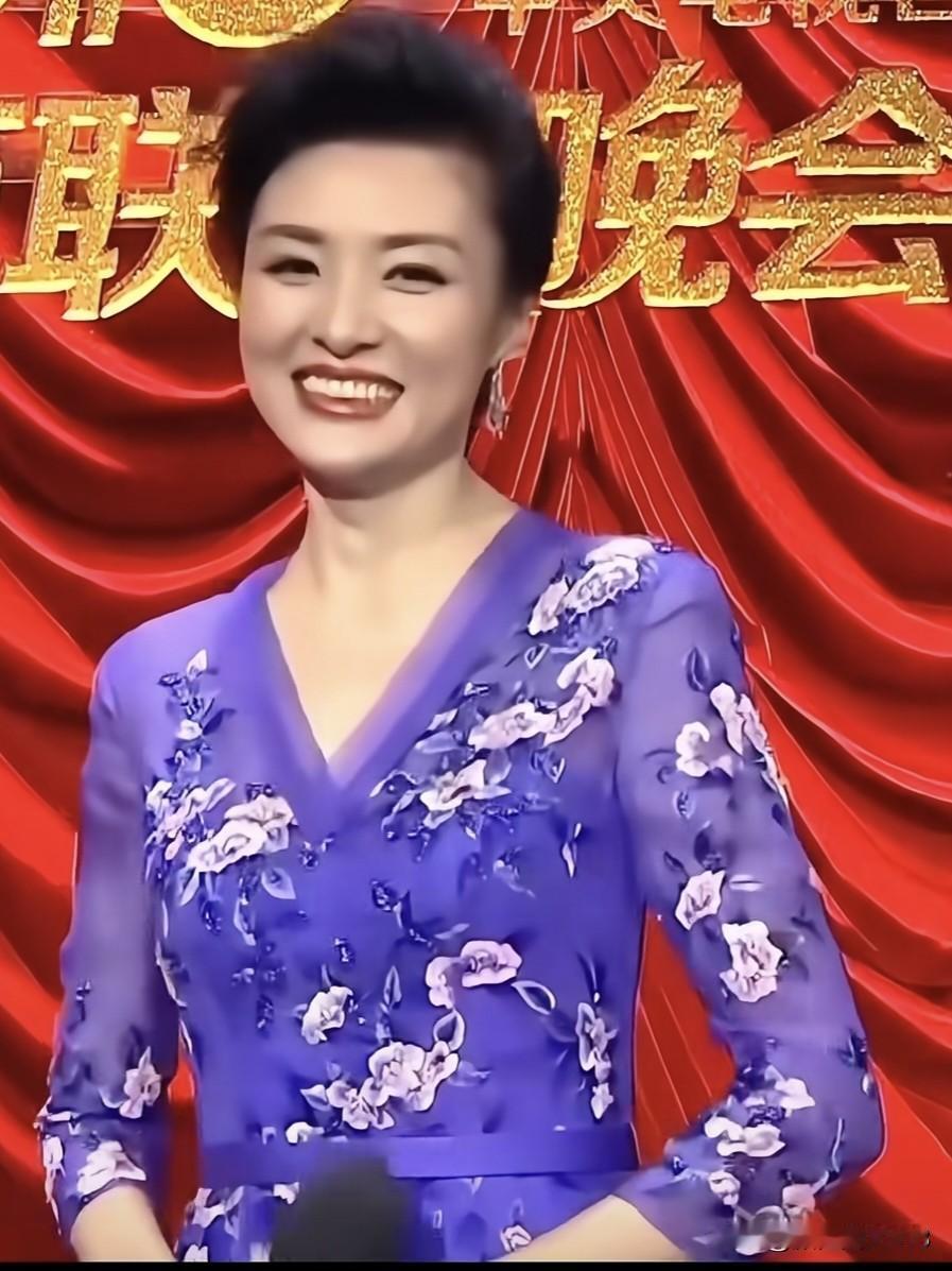 她端庄大气，专业功底扎实，控场从容有度，数十载荧屏时光里，是几代观众心中温暖又亮