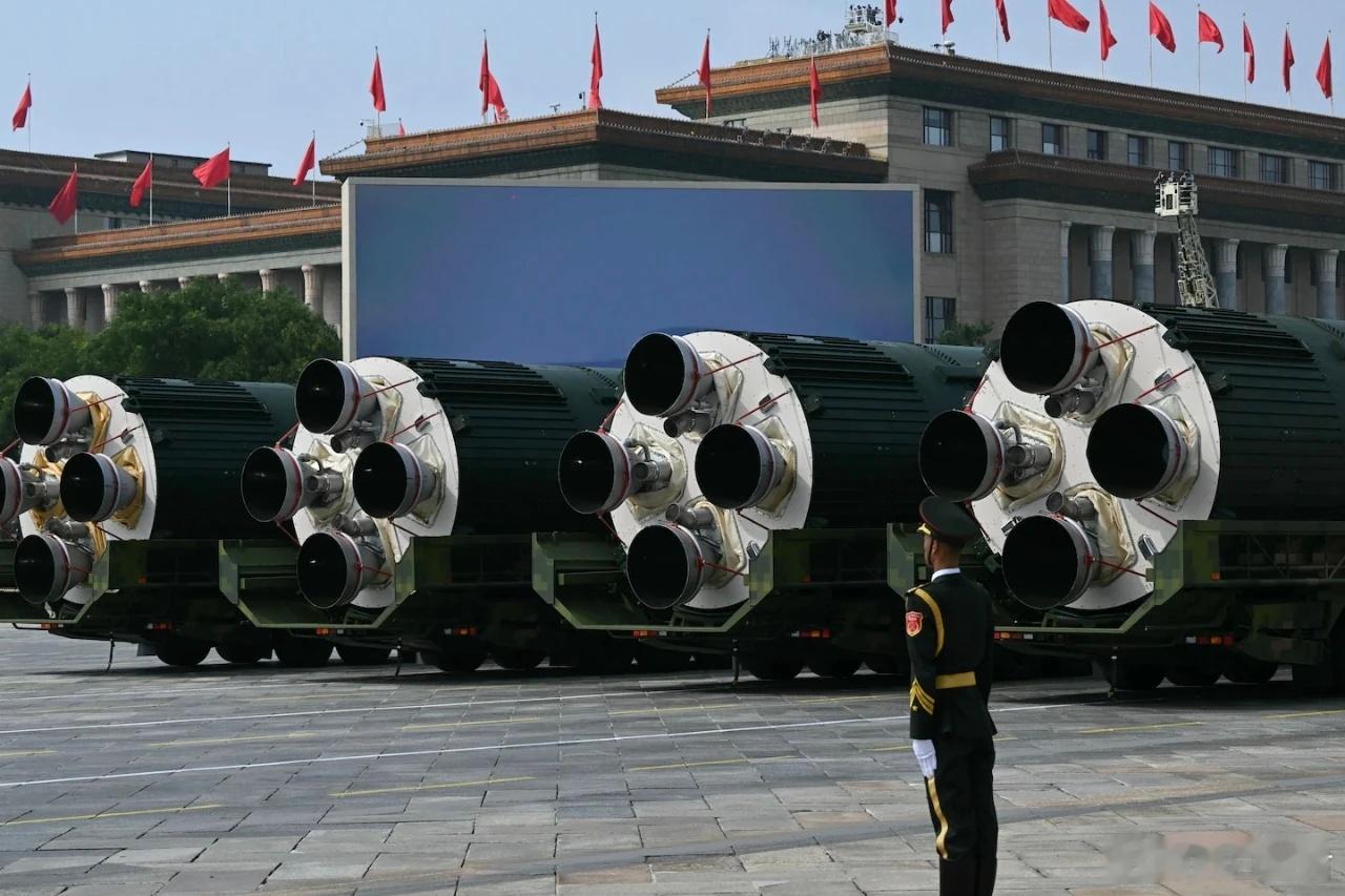 大阅兵的第一波反应来了：西方被惊呆了！ 北京天安门广场93大阅兵在西方产生强烈反