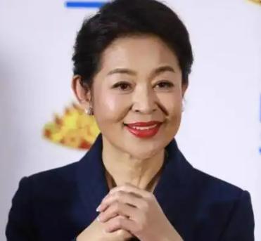 发现了吗？敬一丹去世后，不只是周涛没有公开发文，董卿也没发文。
 
那问题就来了