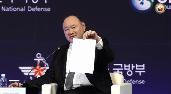 菲防长首尔安全对话上接到纸条当场念出逐句反驳，声称“你们输了”。

9月8日韩国