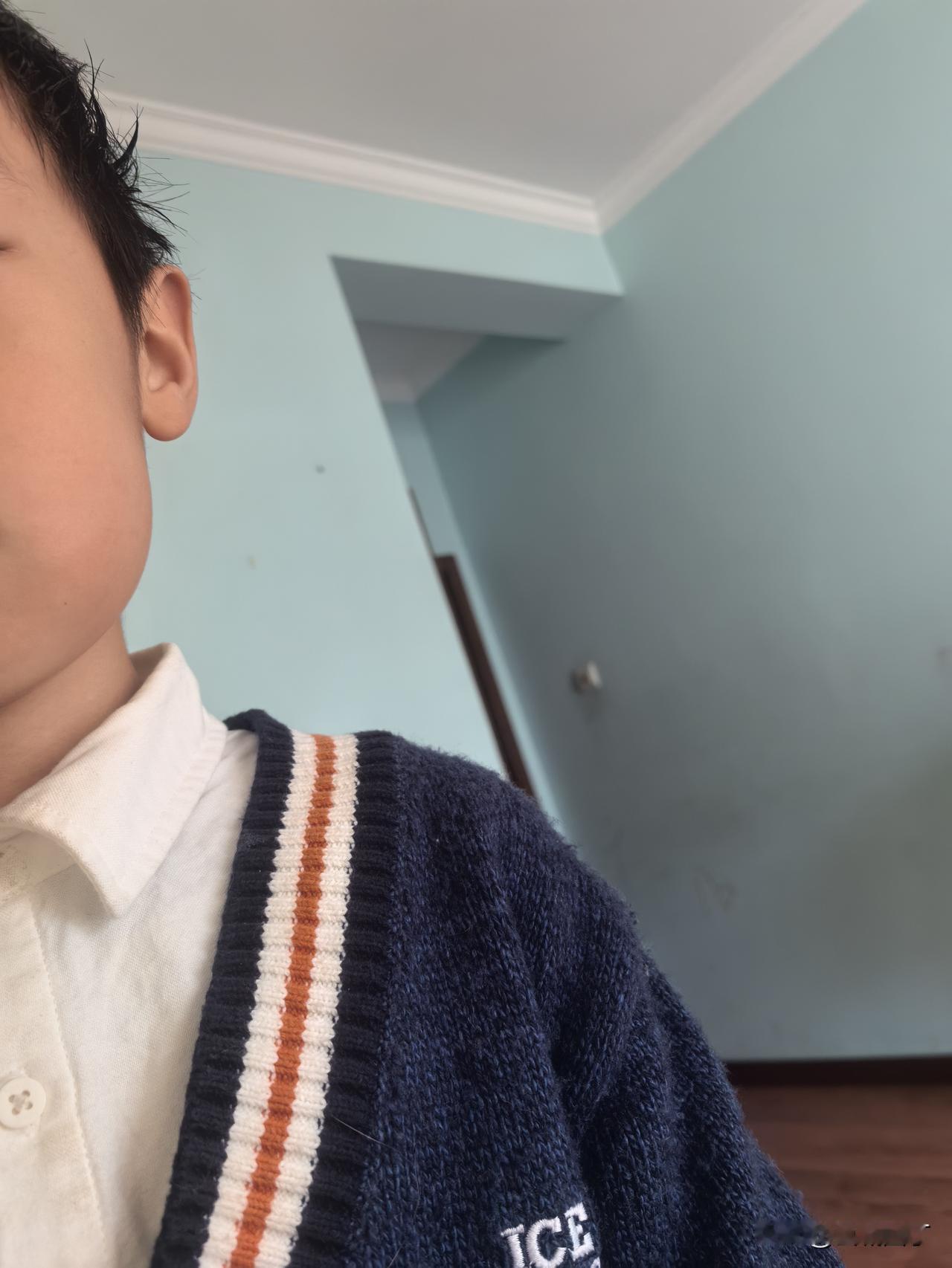 小宝老师打电话让去把孩子接回来，说孩子呕吐很厉害。可我躺在床上不能动，孩子他爹在