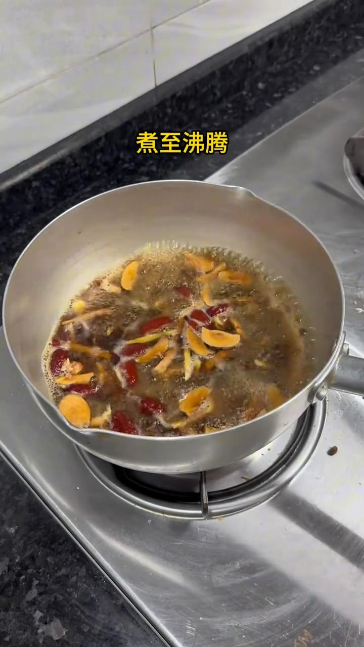 红糖姜汁牛乳茶。
红糖姜汁牛乳茶：
·生姜、红枣、枸杞、红糖、牛奶，加水搅拌均匀