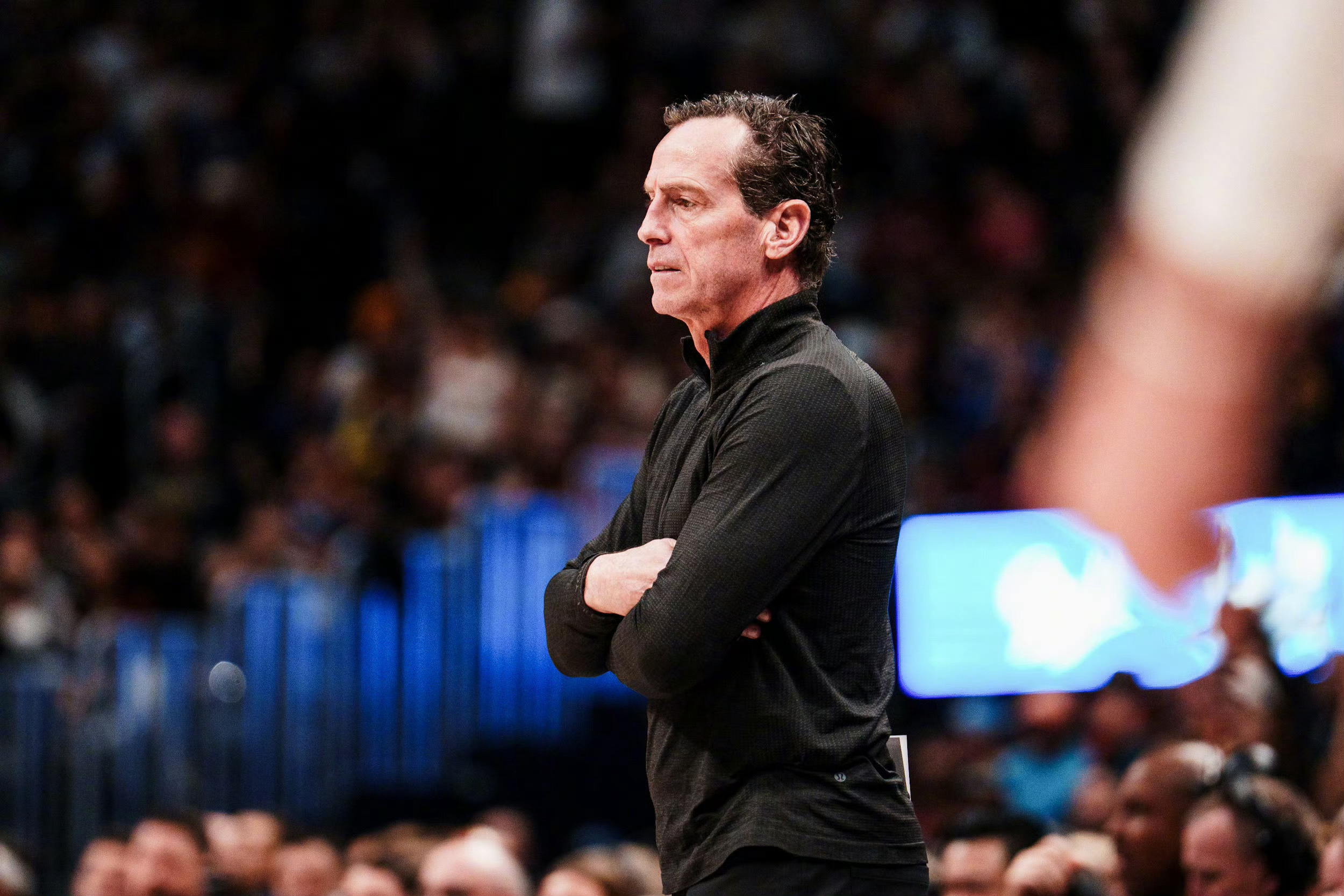 骑士vs掘金哈登加盟骑士后2连胜哈登米切尔连进关键球 骑士主帅阿特金森在接受采访