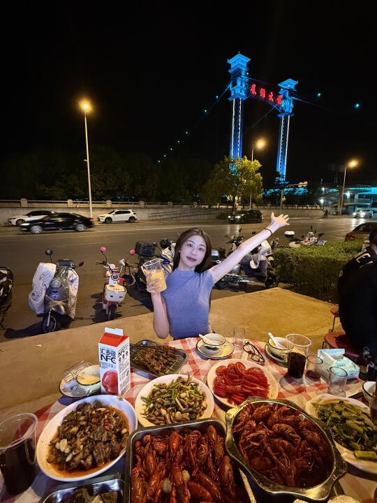 嗦着虾看江景晚风…襄阳人太会享受了吧🌃