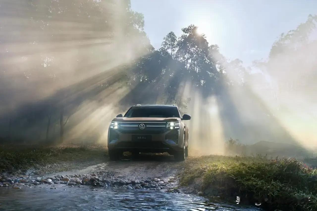 一上车，10.3英寸全液晶仪表盘、15英寸2K悬浮式中控屏、11.6英寸副驾娱乐