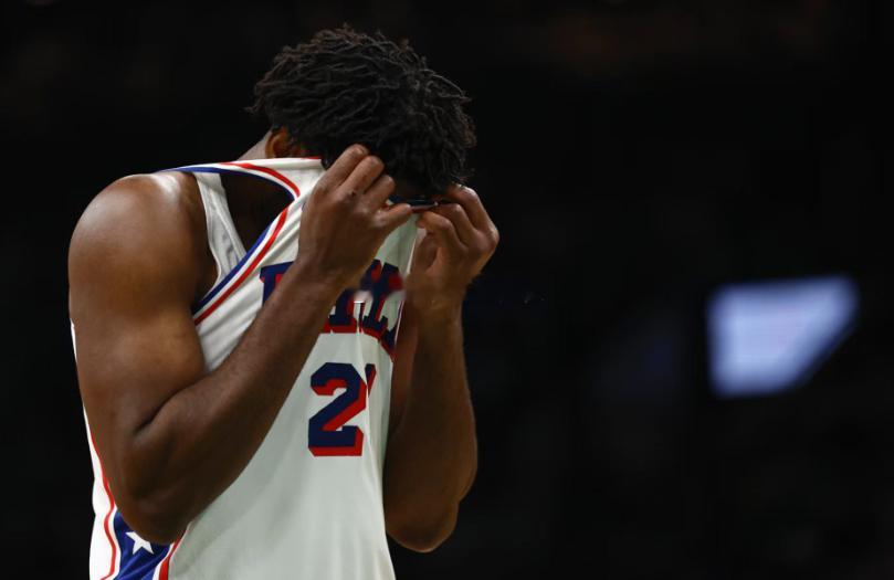 在今日结束的一场NBA常规赛中，76人队客场以102-109不敌公牛队，遭遇两连