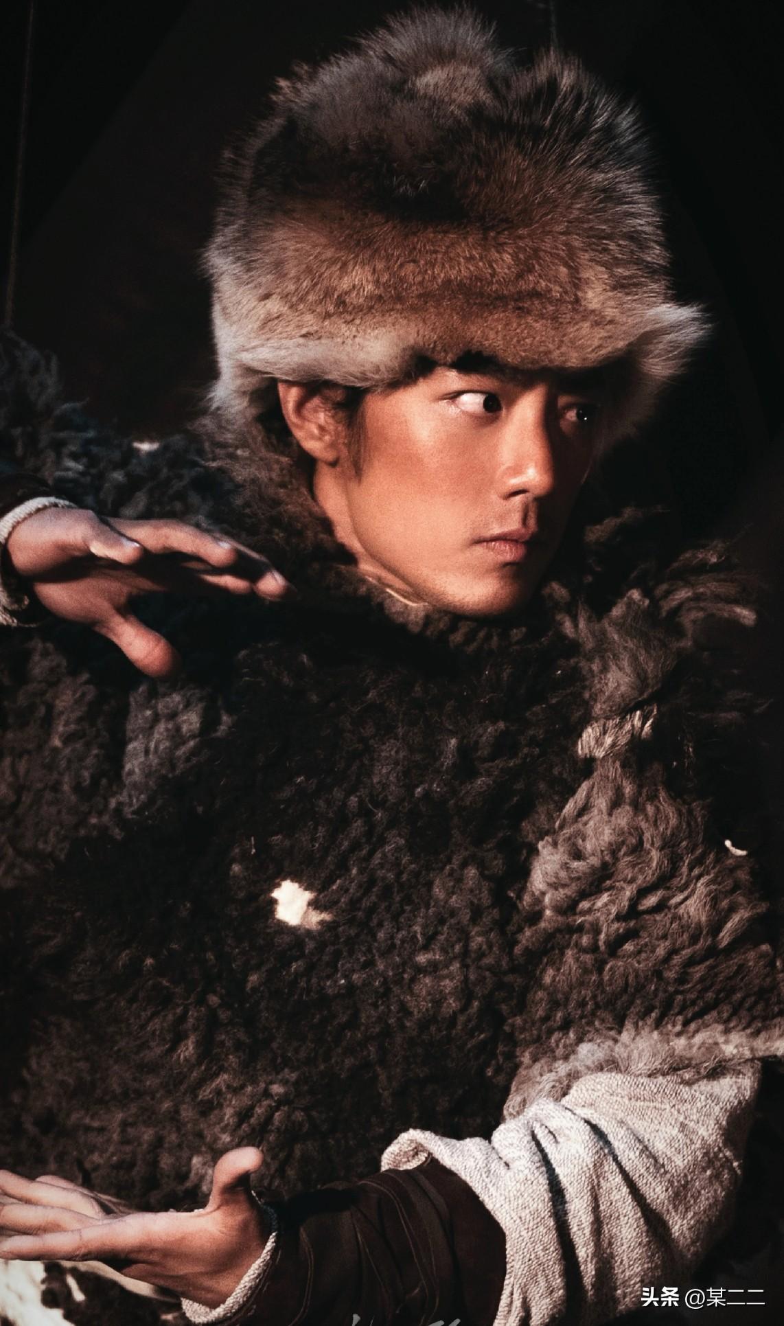 对比最近网上闹得沸沸扬扬的“粉底液将军”，才更明白肖战有多难得。
 
不管是早年