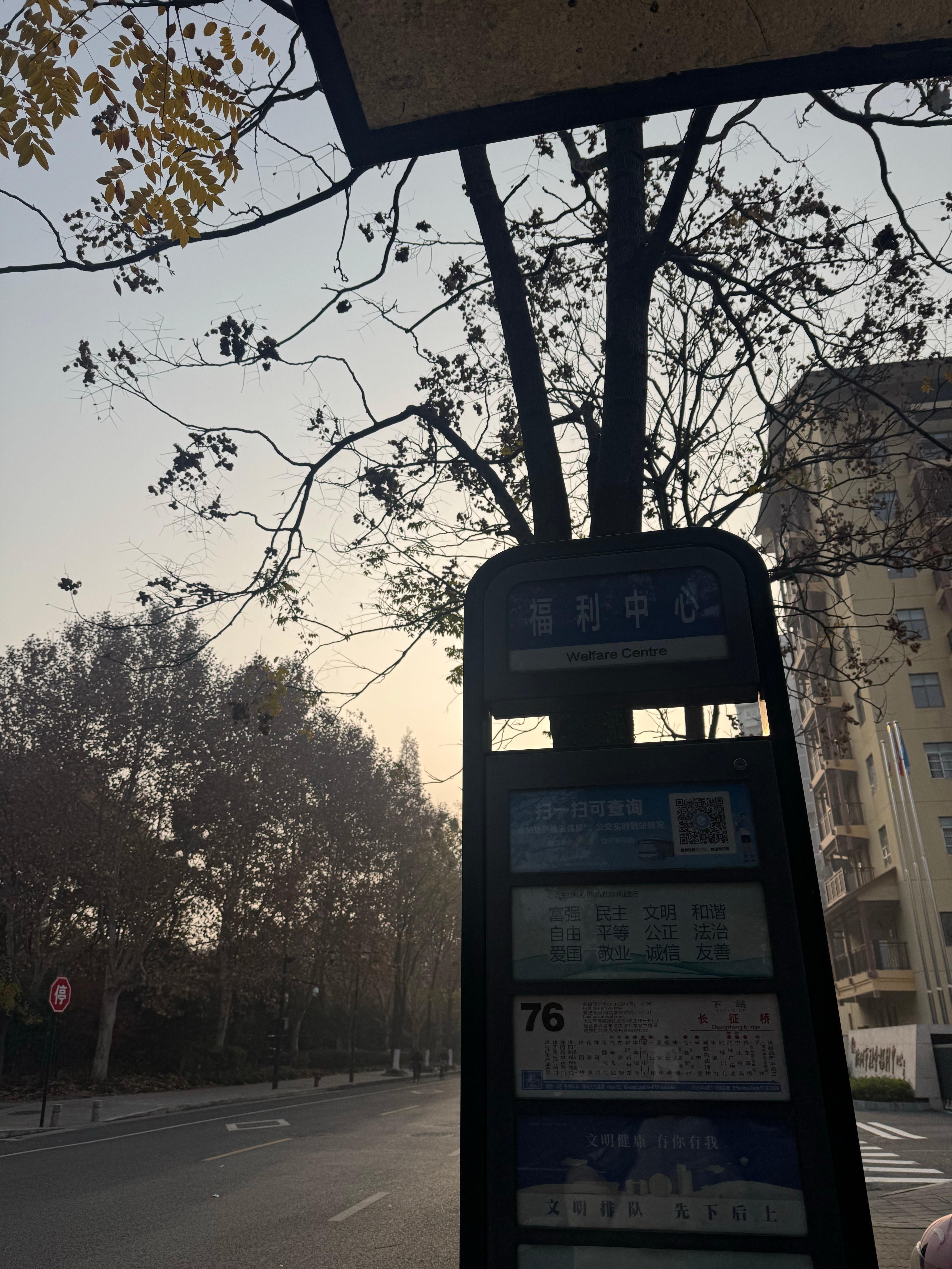 🧩昨天在杭州福利中心做义工。上午探访的荣奶奶九十六岁了。白发如雪，声音却依然清