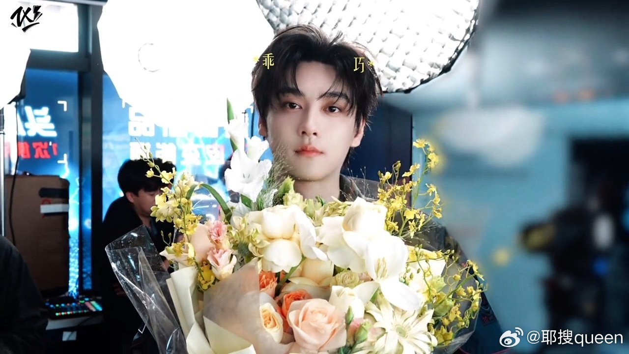 田栩宁这个小表情跟小眼神可甜齁我了！怎么会有这么性张力的男明星啊💛 