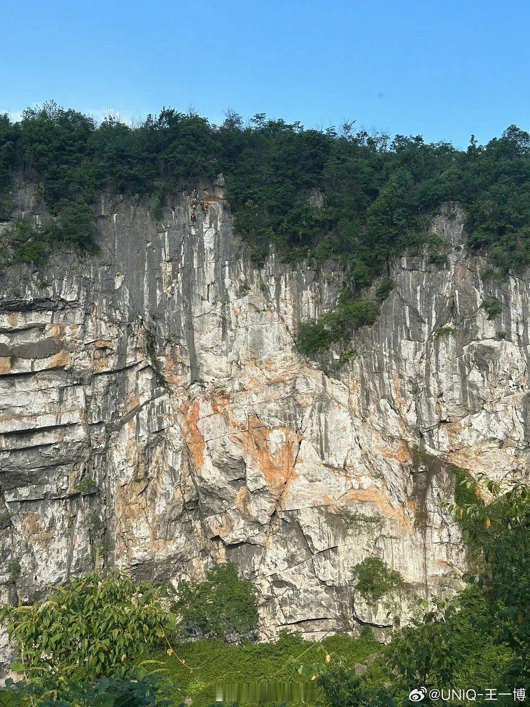 王一博这也太吓人了，看的我恐高症都犯了，起初我以为只是风景图…… ​​​