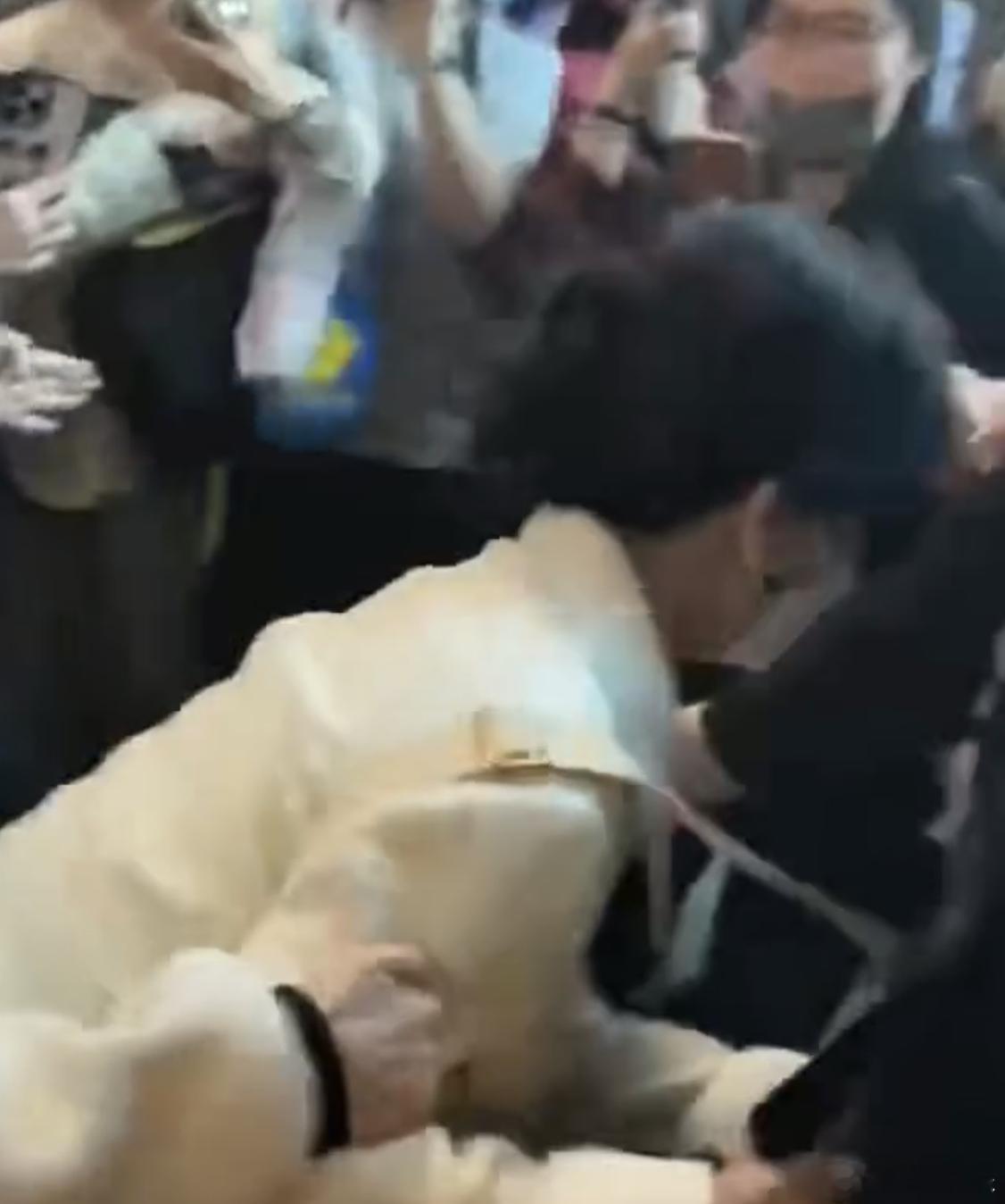 赵雅芝报平安 昨晚，73岁的赵雅芝结束行程后在机场因人群拥挤险些摔倒，引发广泛关