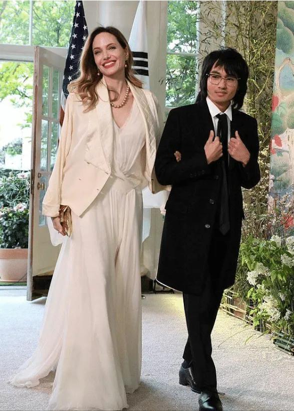这个小男孩真是前世修来的福分！命真好！
本是个孤儿，被安吉丽娜朱莉领养了后，整个