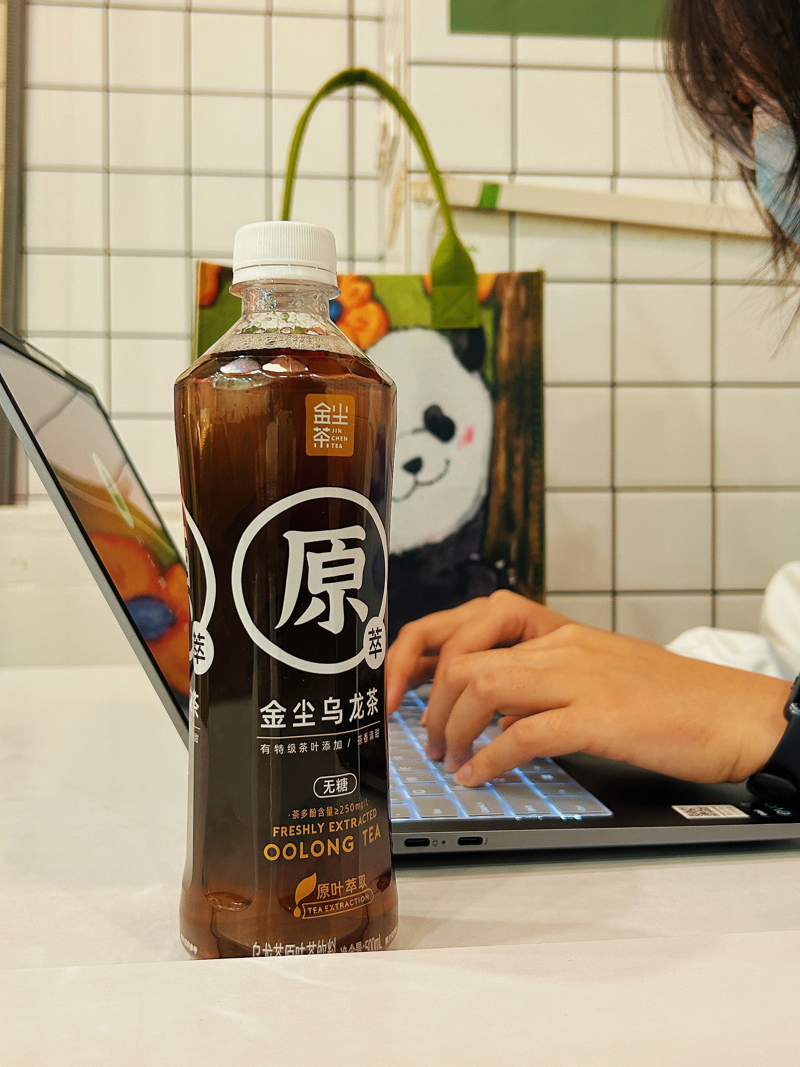 #王俊凯金尘茶品牌代言人#今天也是带着电脑加班的一天~没空吃大餐啦，路边小店吃一