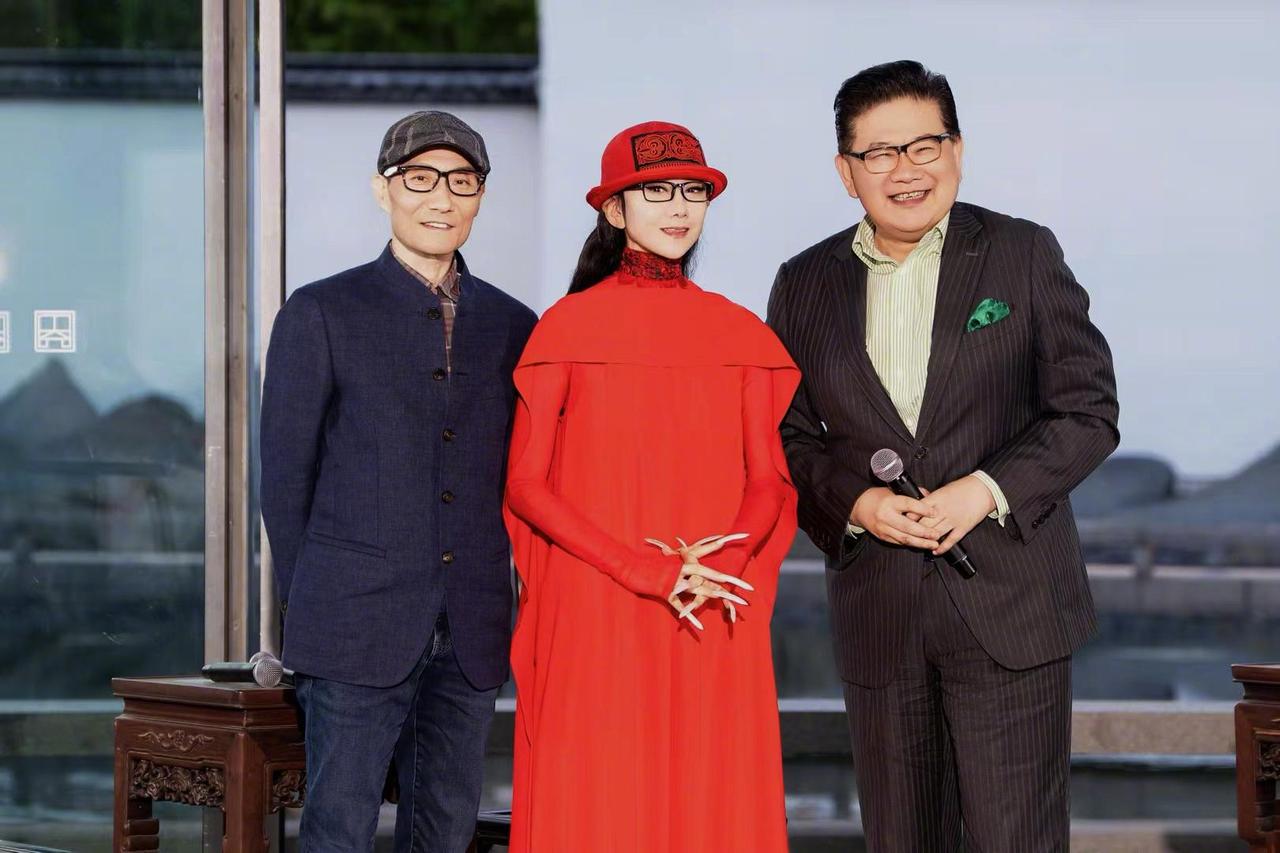 曹可凡，悲痛发文！
 
这两年他送别老友的次数实在太过频繁。10月27号午后一点