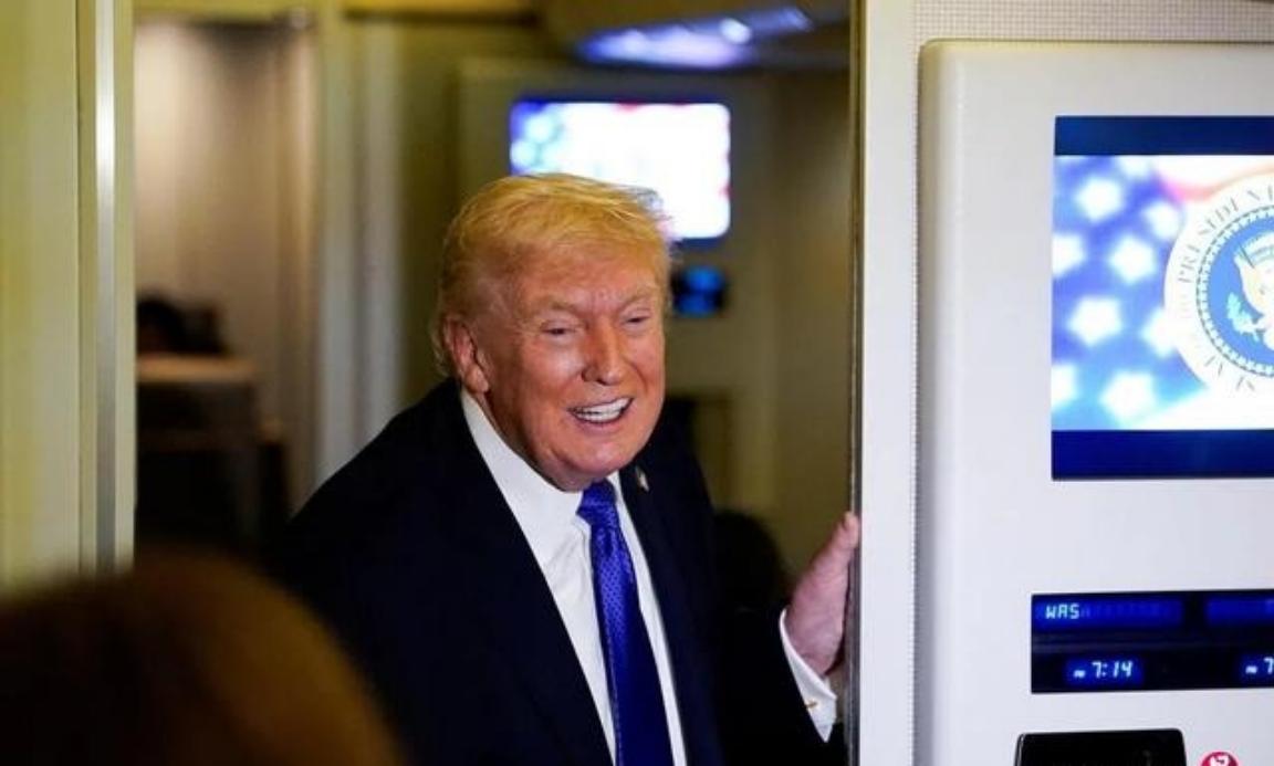 联合早报2月17日报道：“美国总统特朗普表示，他正与中方讨论对台军售问题，并暗示