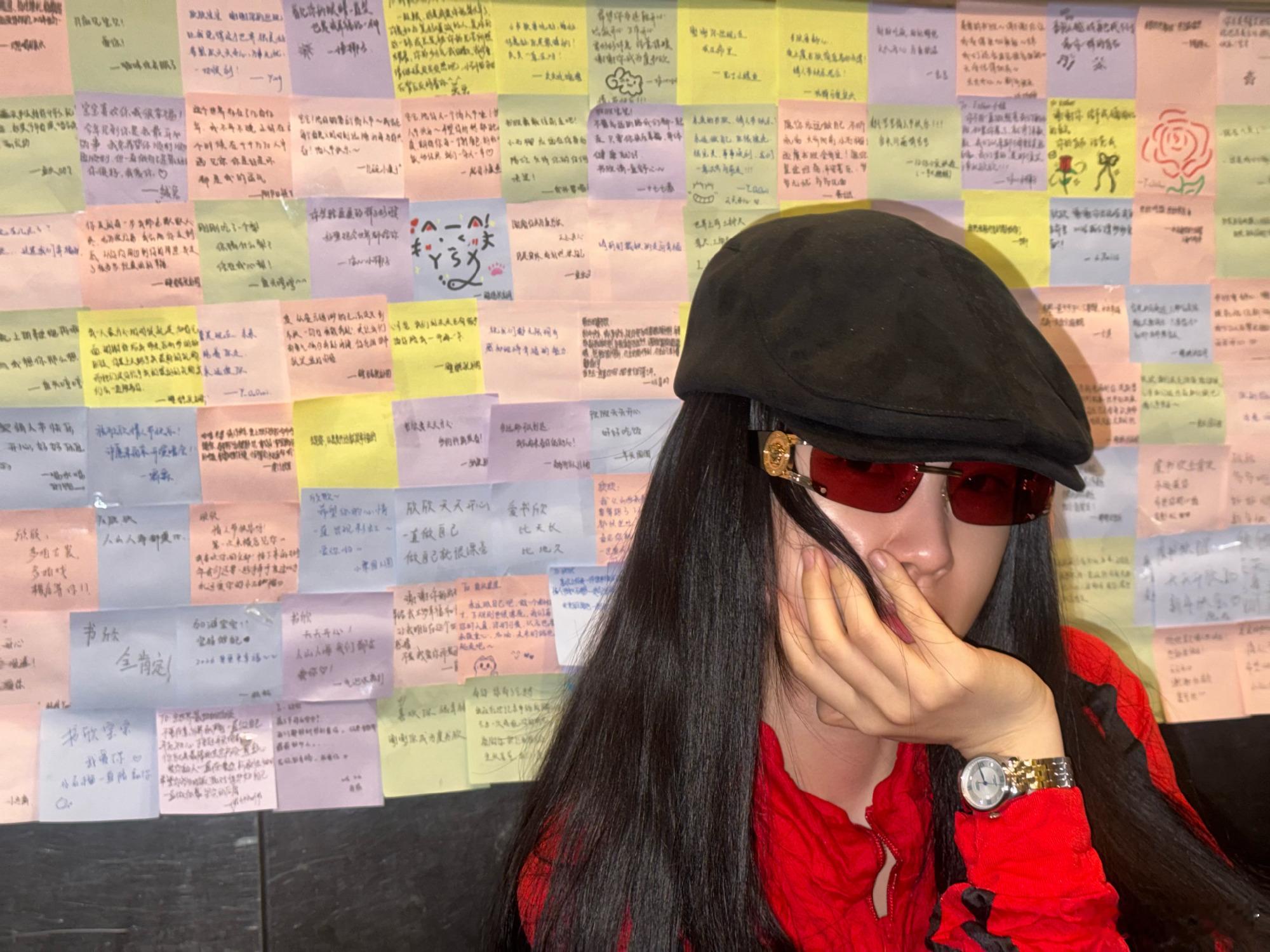 虞书欣打卡粉丝留言墙虞书欣去打卡粉丝留言墙了，我们欣欣永远在稳稳地接住小石榴的真