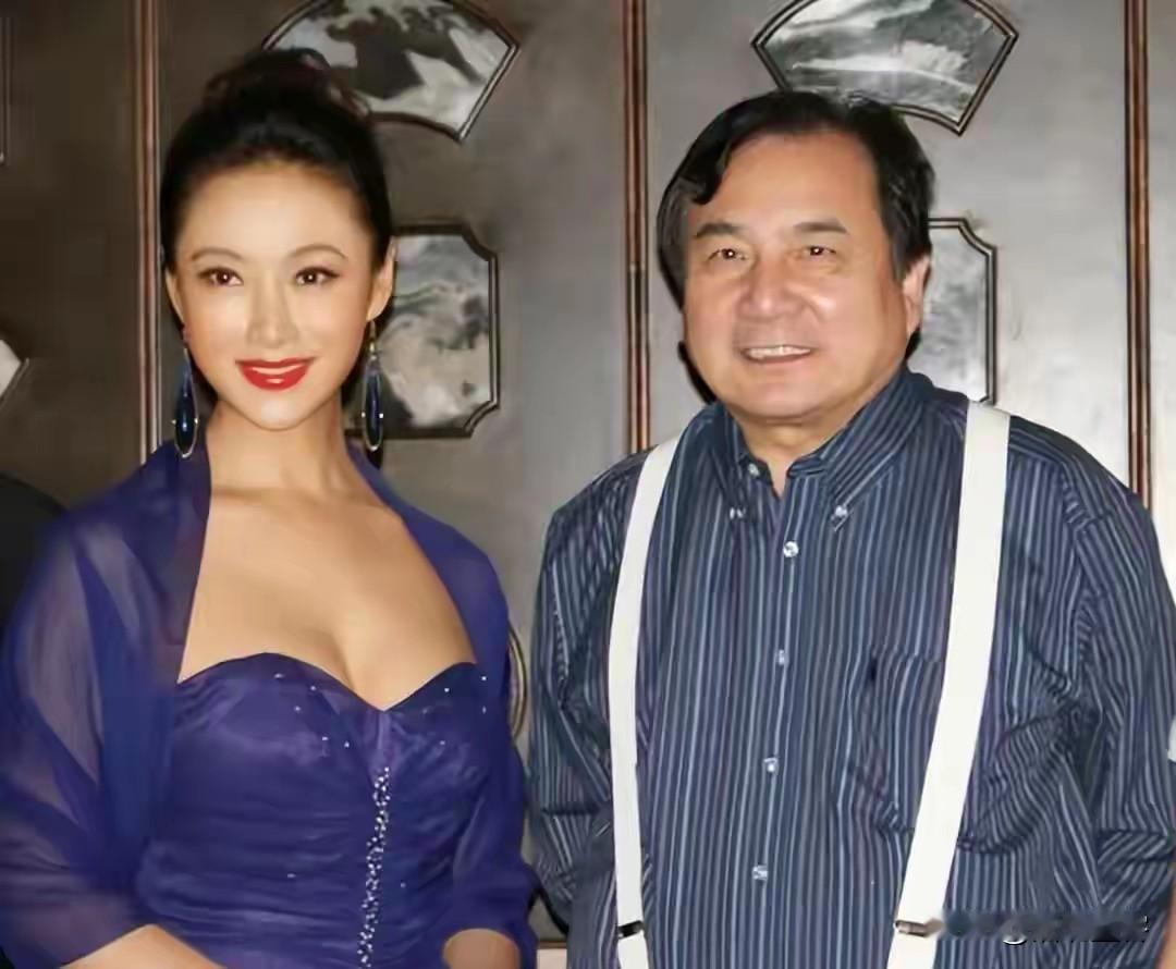 女明星最大的快乐，就是站在大富豪的身边合张影。