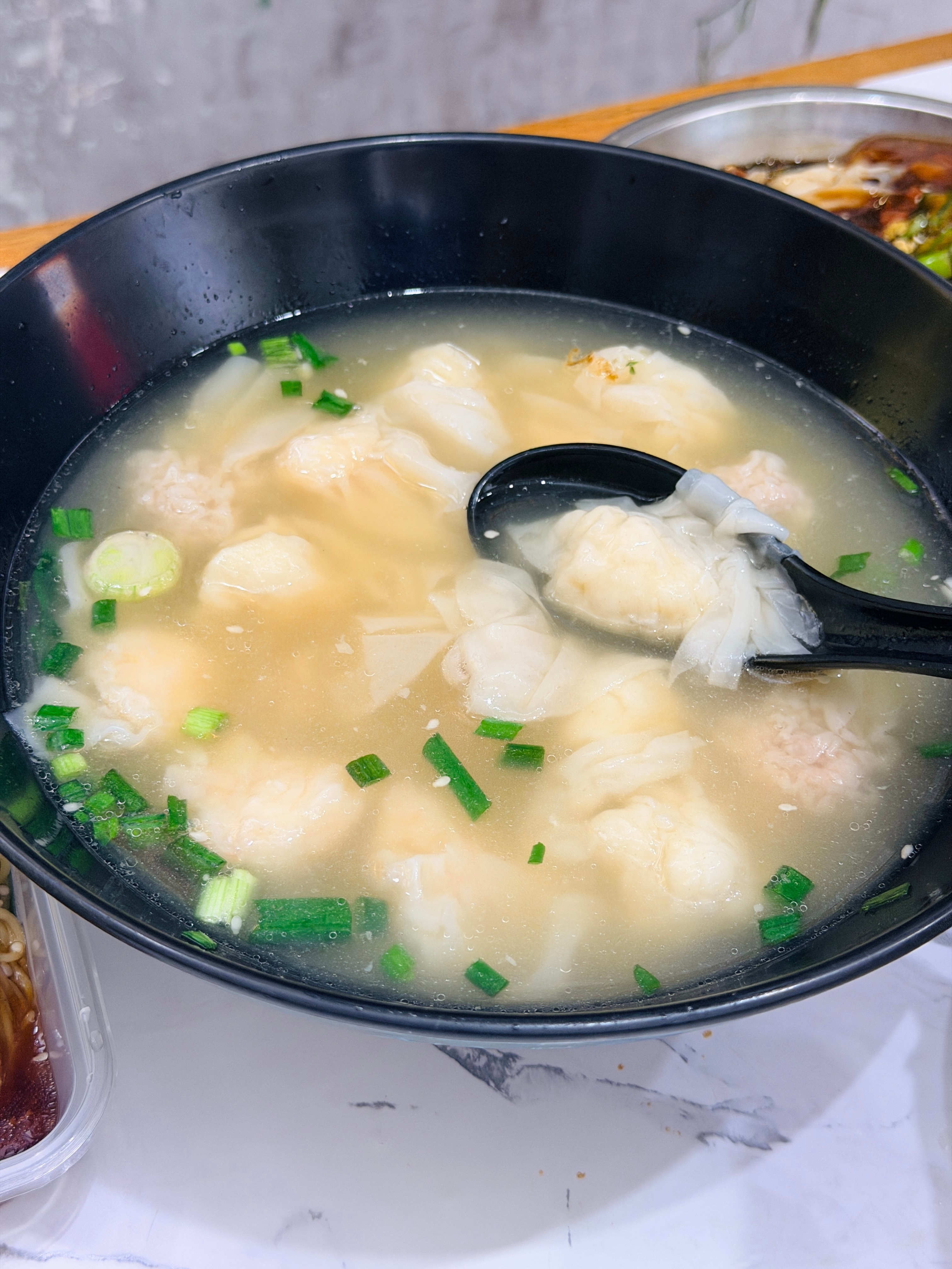 在广州肯定要吃肠粉和糖水~而且是最好是店面和价格都比较亲民的，本地人一直吃的那种