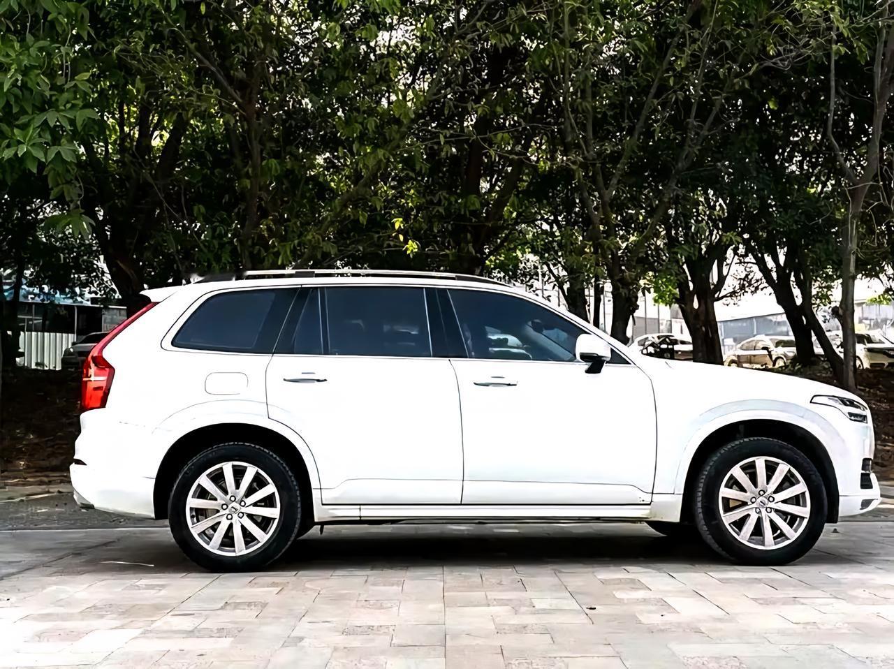 首先空间上。不管是新款还是老款，在空间这一块没有什么变化，甚至沃尔沃的烟灰缸都保