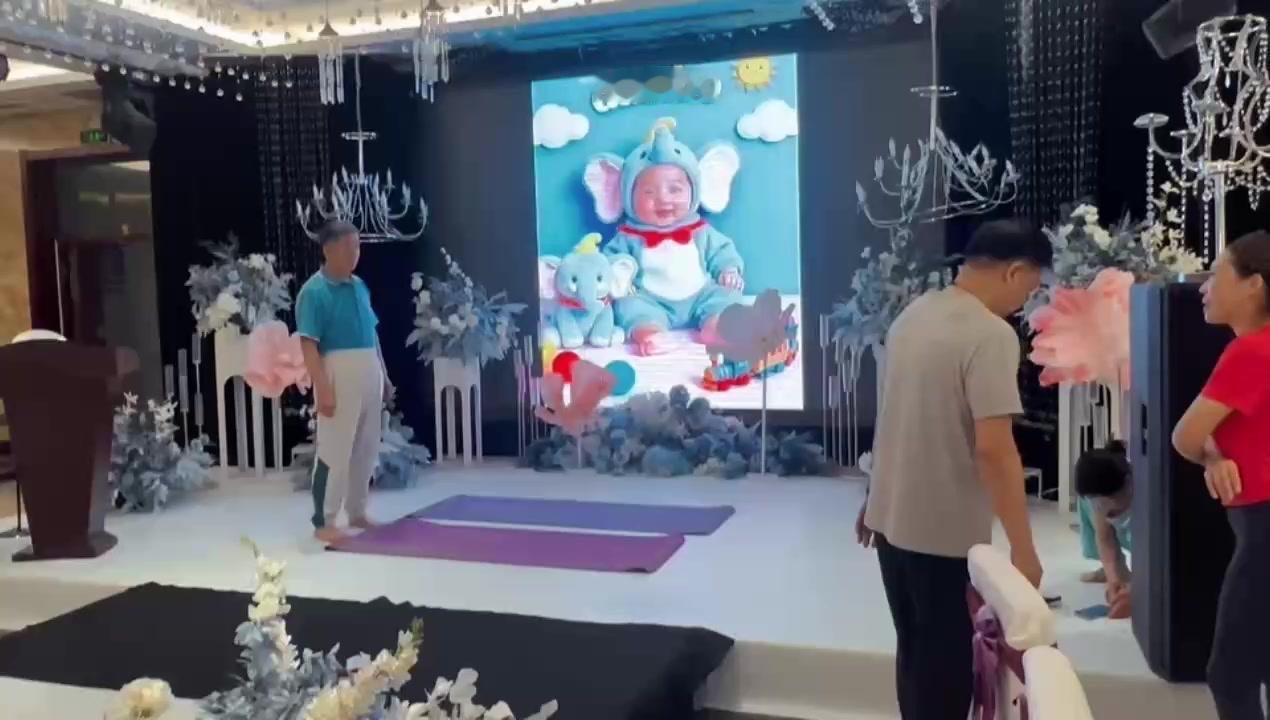 看了他们的瑜伽表演，突然明白青春真的和年龄无关。
那种舒展流畅的动作，明明是岁月