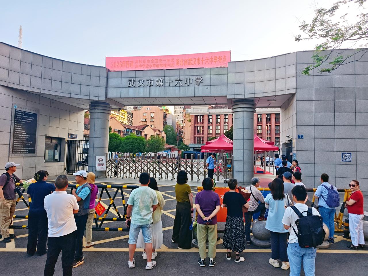 【2026全国高考圆满落幕】6月9日下午，武汉十六中考场外，公安、消防、城管多部