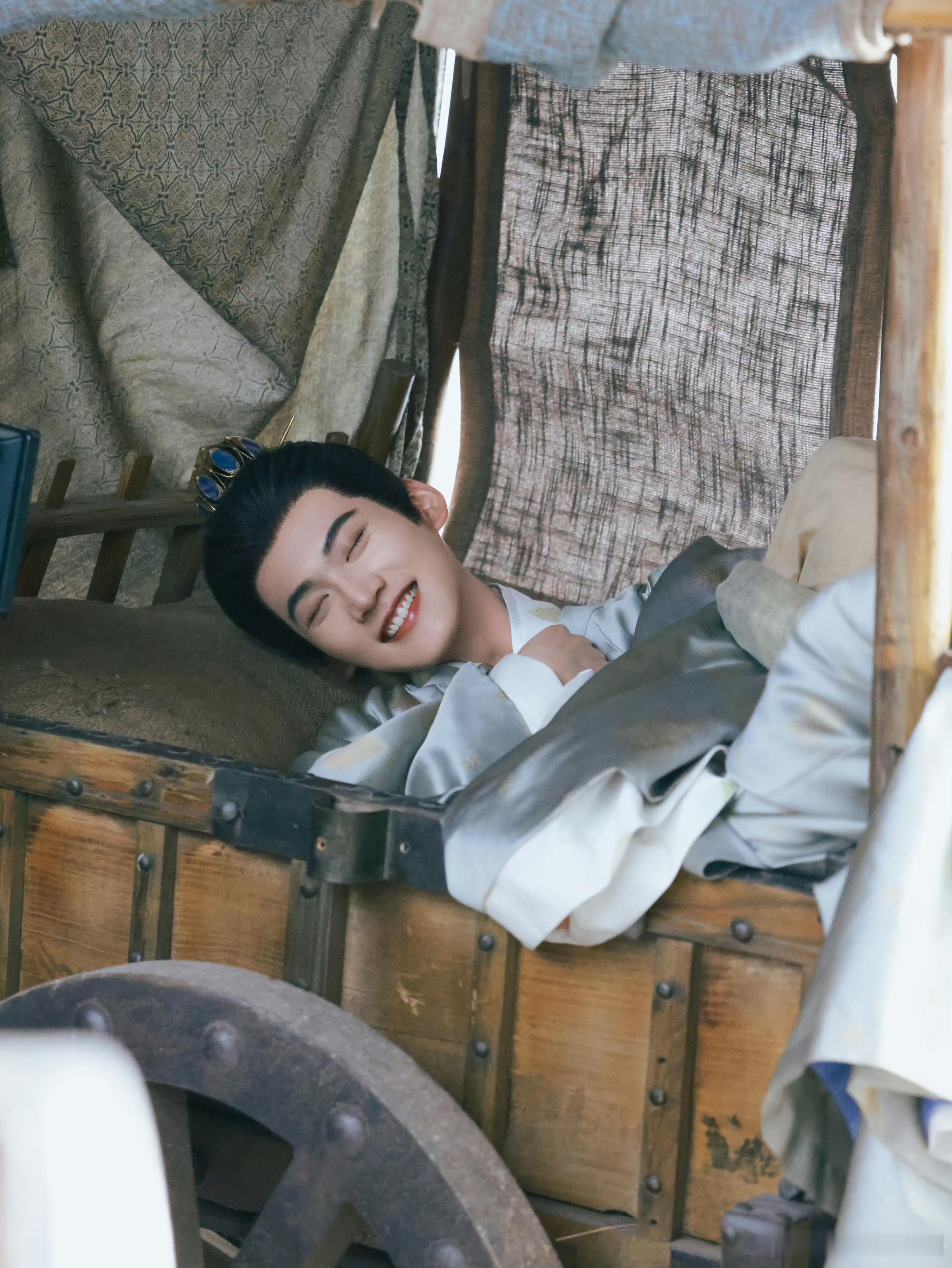 周柯宇 片场随记！！搞怪可爱的大男孩！马上要杀青啦，燥侯微博之夜