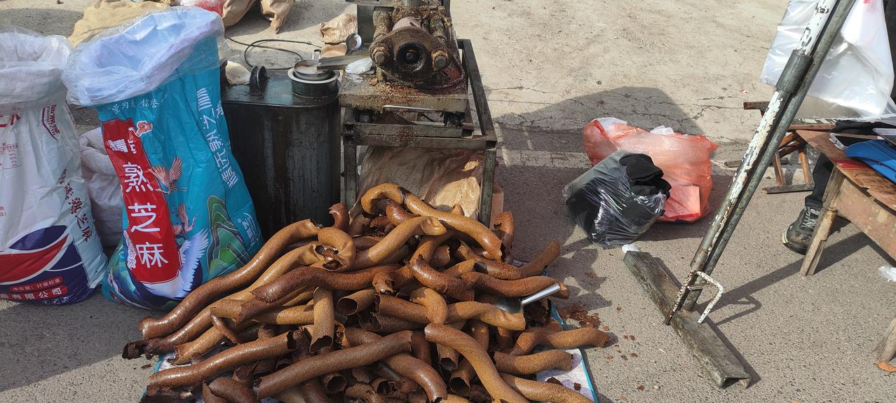 山东淄博付家大集。羊肉是不是真羊肉？羊皮就扔旁边刚杀完。香油是不是芝麻的？芝麻就