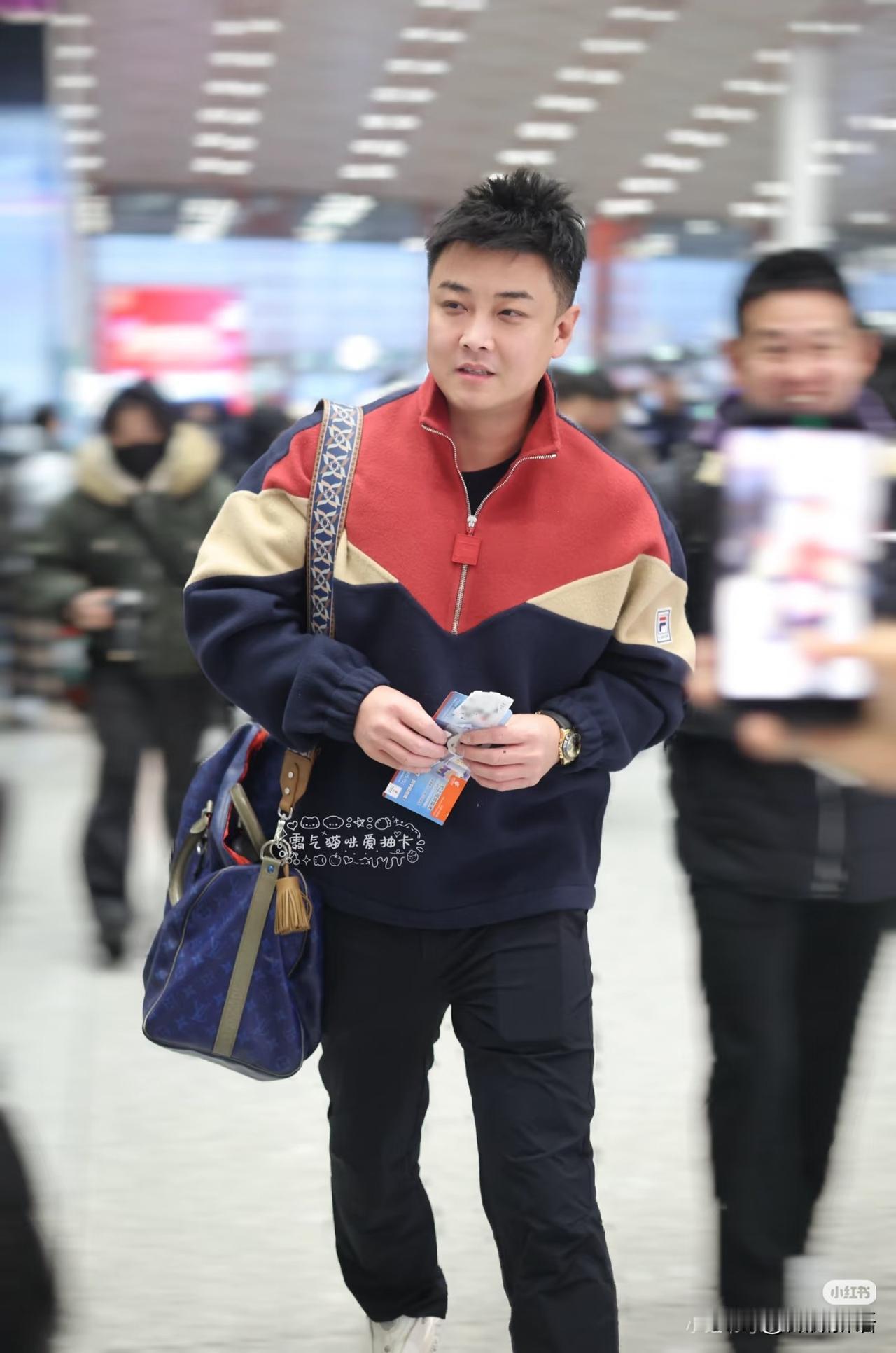 看来志强教练可以休息了。
今天一大早国乒就从北京出发了，王皓带着新教练王建军一起