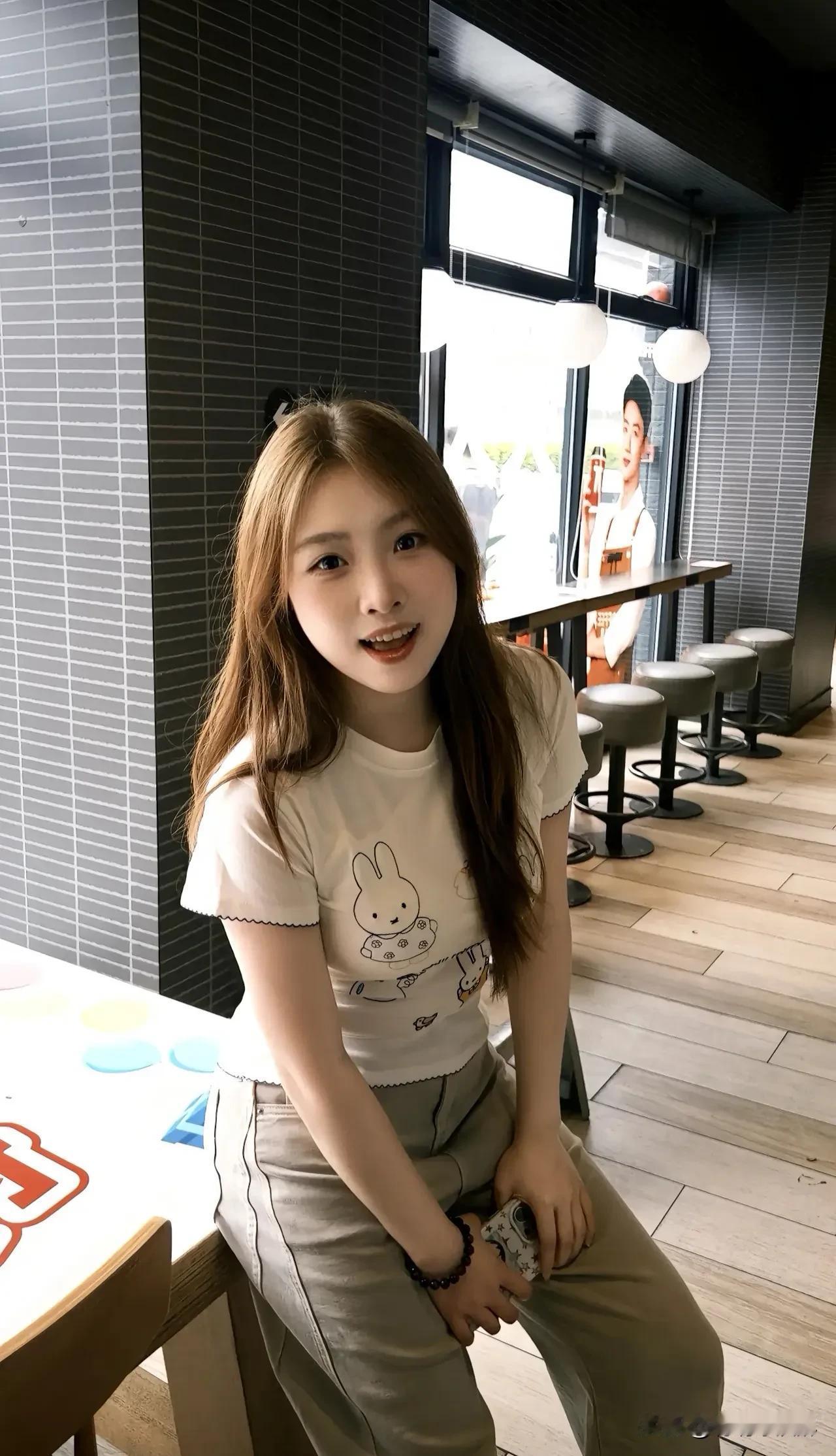 清晨的阳光轻吻发梢，  
甜笑如蜜，治愈时光。  
裙角轻扬，温柔绽放，  
每