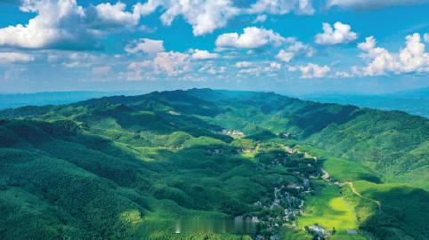 #重庆梁平青翠满城# 【宜居宜业宜游！梁平推窗见绿、出门见景】这里青山叠翠，绿满