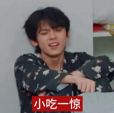 赛场氛围再浓烈也无法打乱自身节奏，进攻突破与后方防守衔接顺畅，团队氛围感直接拉满