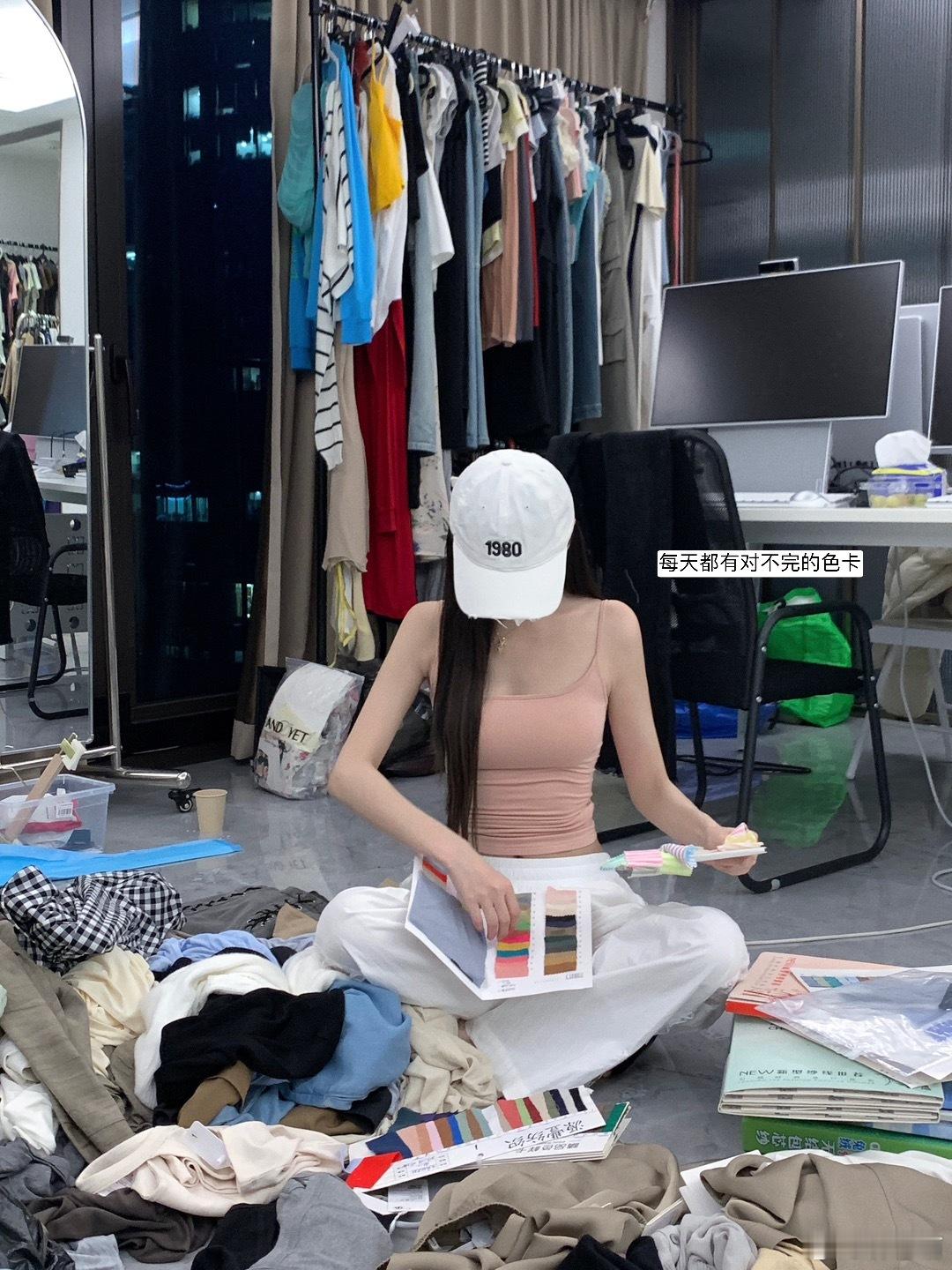 每天的工作日常真的有在很努力给老婆们搞款准备618憋一波大的[开学季] ​​​