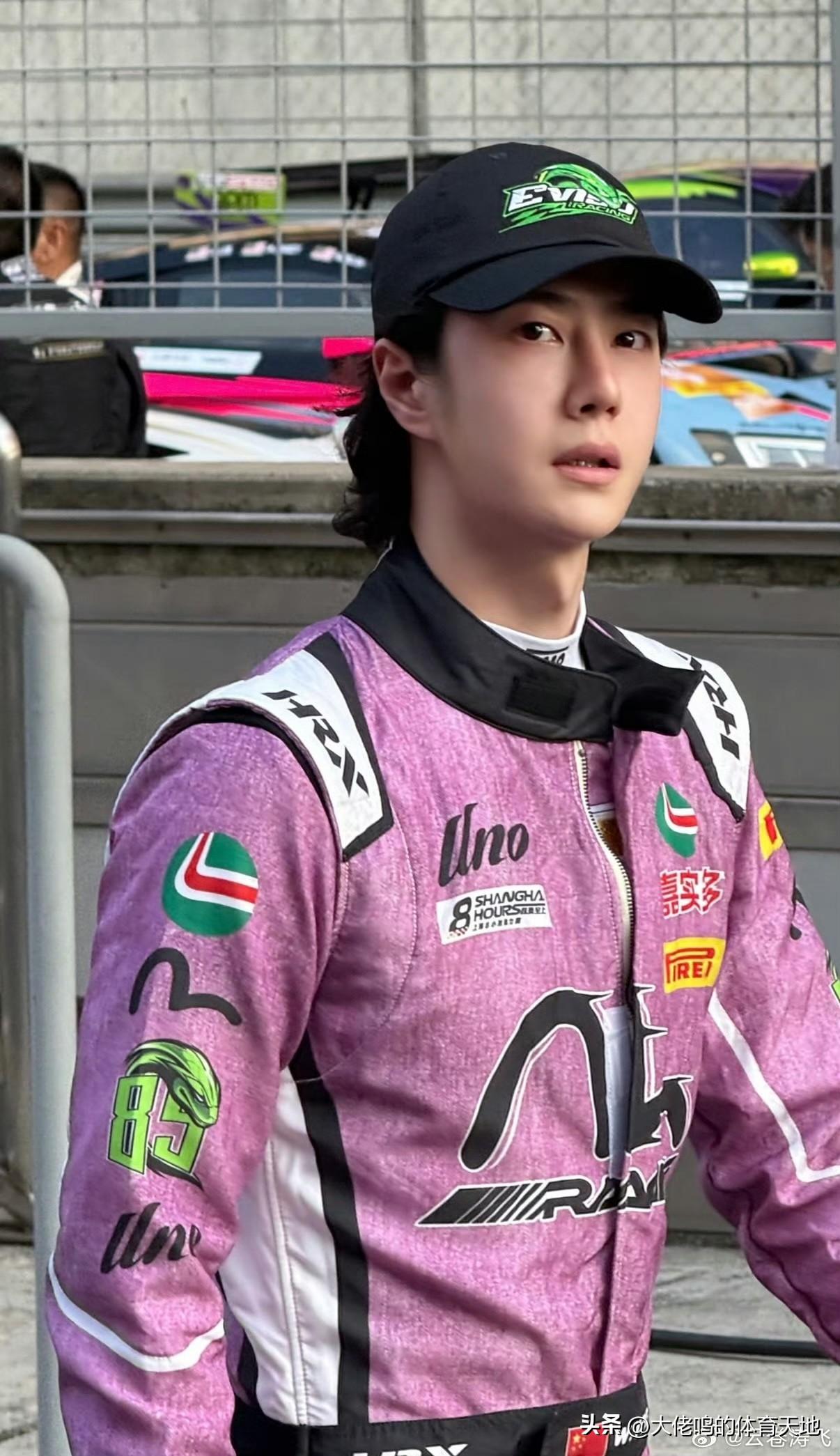 全运会也包办了主题曲，赛车开得有模有样，正能量满满的他不会塌房，也是中国娱乐圈一