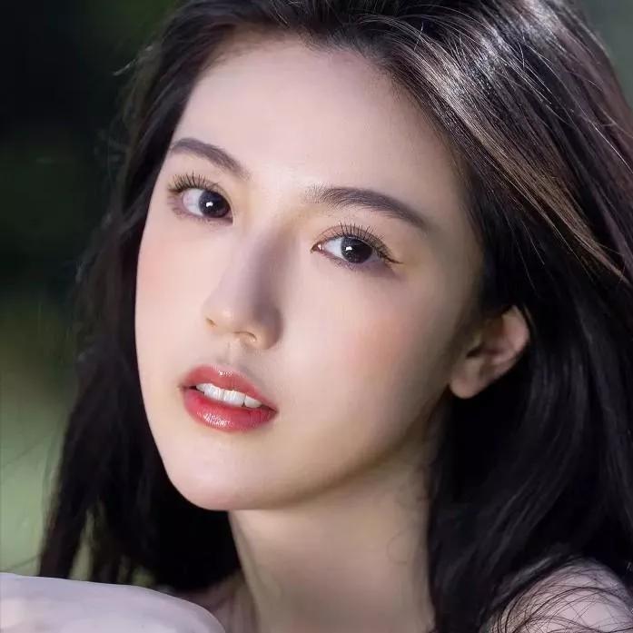 阳光下的温柔少女，自然美无与伦比少女感笑容 自然清新美少女 少女的笑容 温柔美少