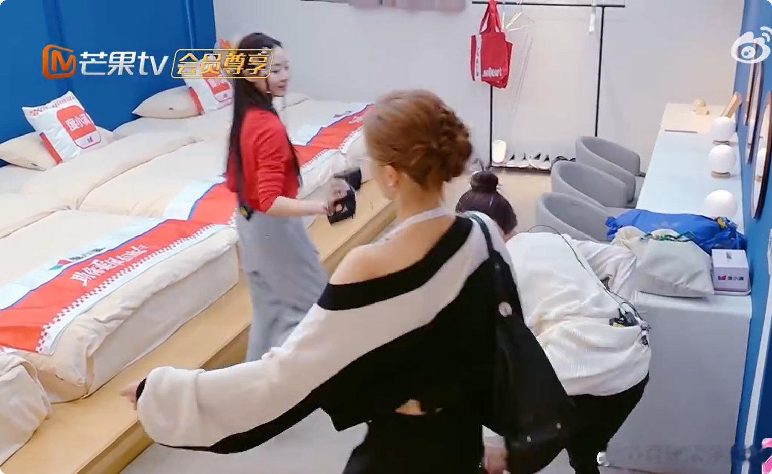 者来女万千惠随地大小舞乘风2026日常氛围感拉满，简单的互动，就能收获满满的快 