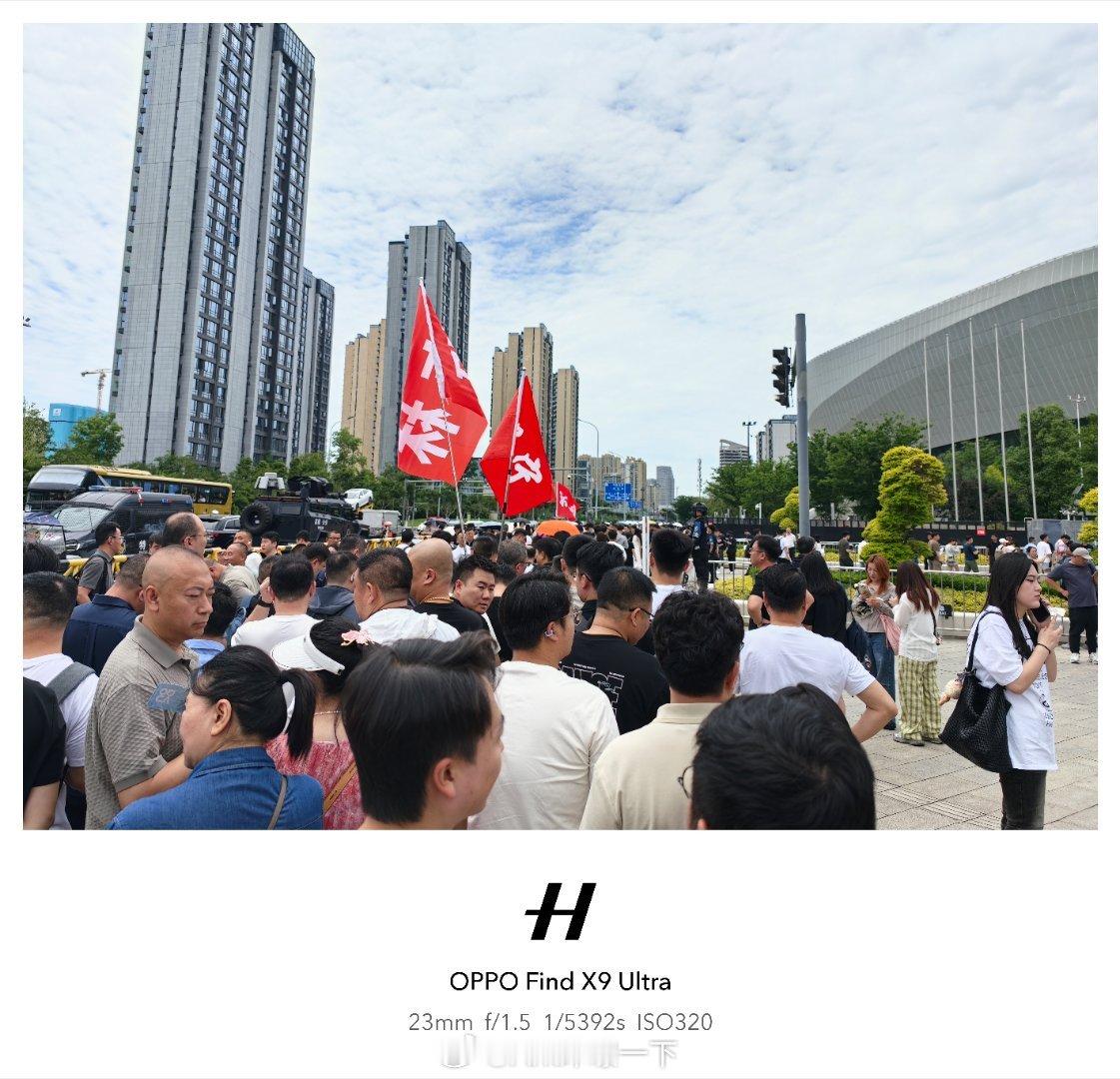 奇了怪了，今天华为nova16系列发布会人巨多，排队好久还没进会场 成都·高新体