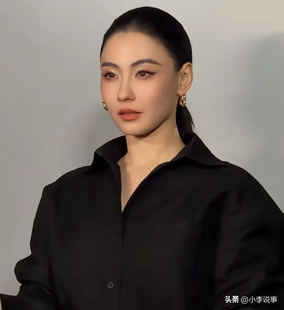 好好一张脸咋突然变得这么陌生？
 
最近张柏芝出席活动露面。
 
普通人第一眼几