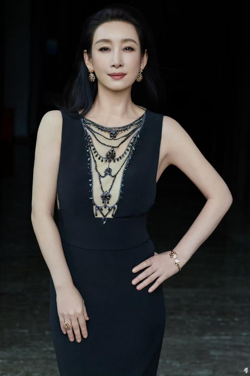 秦海璐穿礼服吃蛤蜊 别人走红毯要美美哒，海璐姐走红毯要吃得香！这礼服配蛤蜊的造型