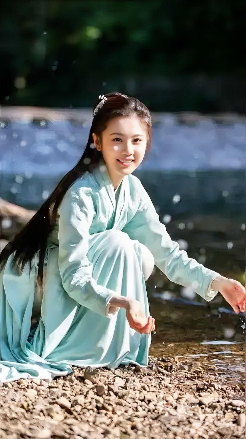 溪边少女戏清流，
纤手掬来一段秋。
 秀发随风轻曼舞，
且留快意满心眸。
《暮白