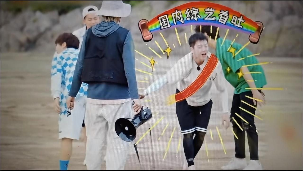 笑死，披哥5直播陈小春模仿糊糊的综艺首吐！
今晚披哥直播很好看，笑料百出。
陈小