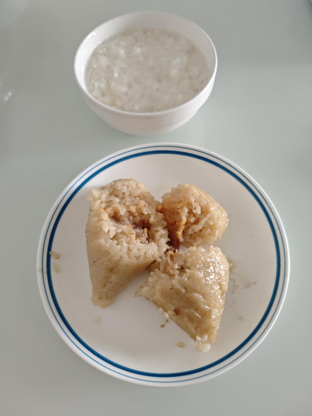 记录我的一日三餐分享一下我们二老的今日早餐，粽子，稀饭，小笼包，馒头，还有鸡蛋，