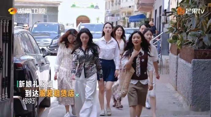 沈月一招治好选择困难症中餐厅名场面中餐厅中餐厅里婚纱太多难抉择，沈月拍照选片，一