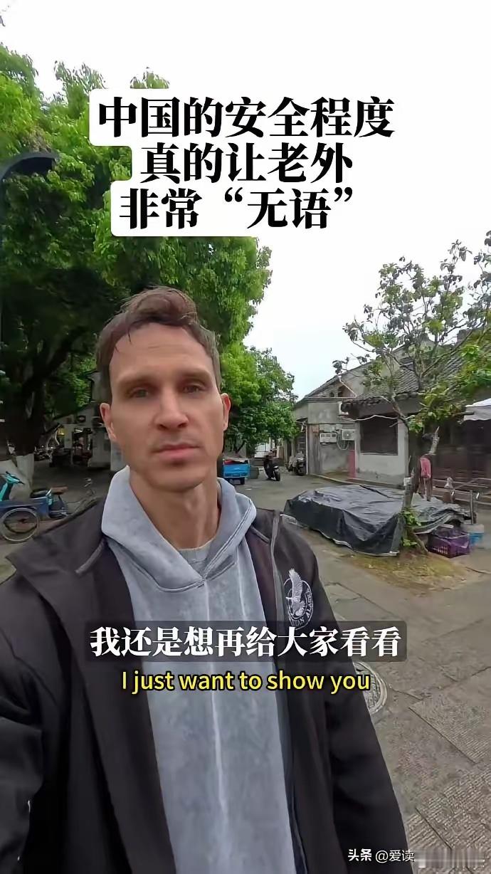 外国人震惊中国水果摊老板开门睡觉老外看呆！中国水果摊老板开门躺平睡觉有外国网友拍