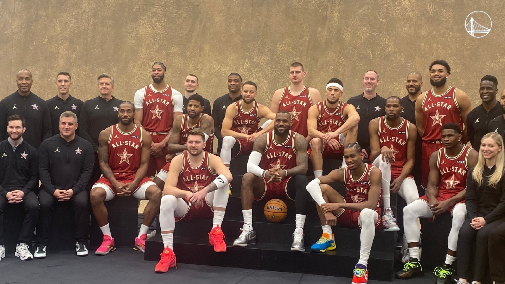 东西部全明星合照出炉！东部C位：字母哥西部C位：詹姆斯两人分别是今年全明星东西部