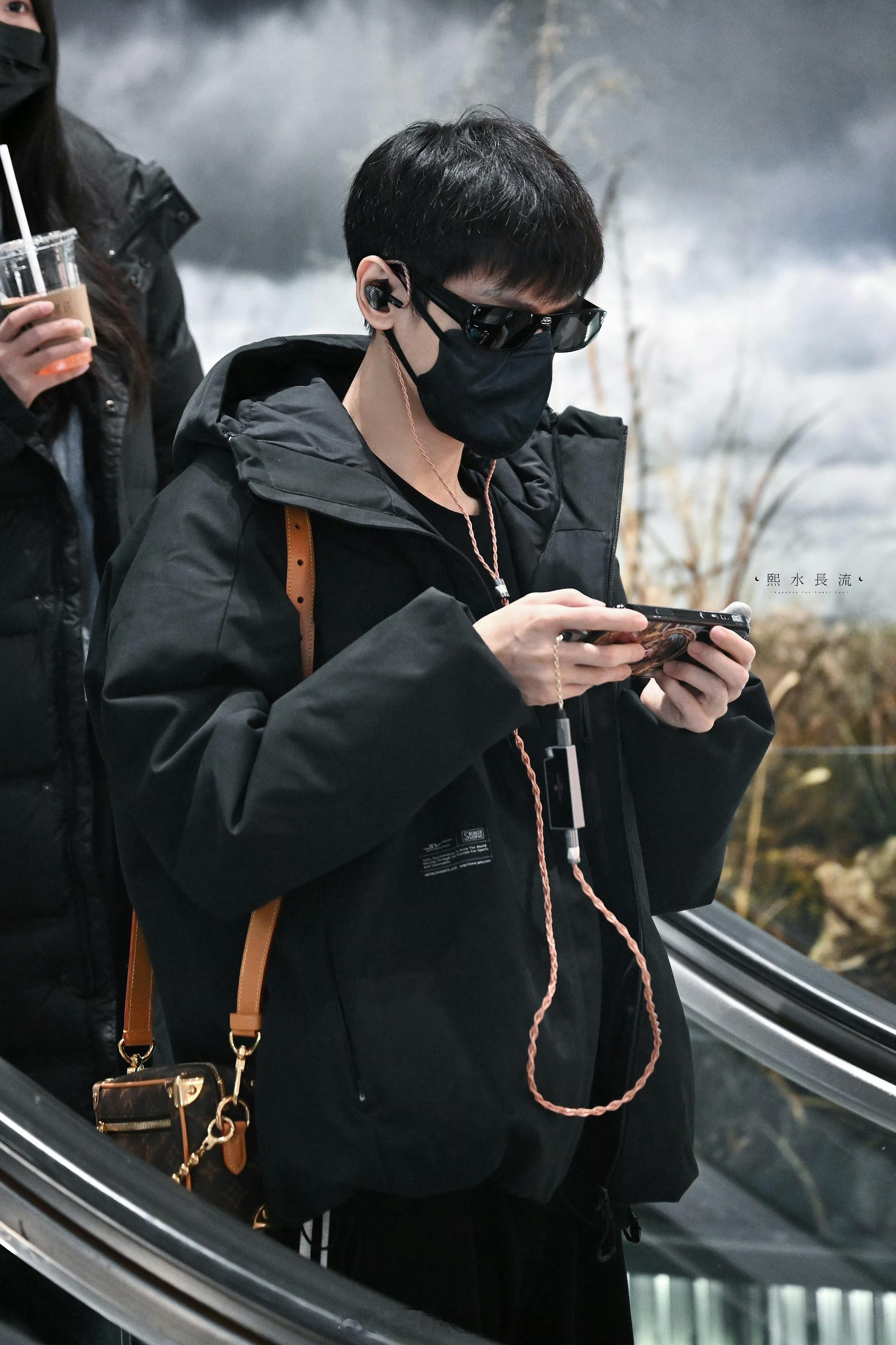 罗云熙成都到达，明天演出顺利🥰 