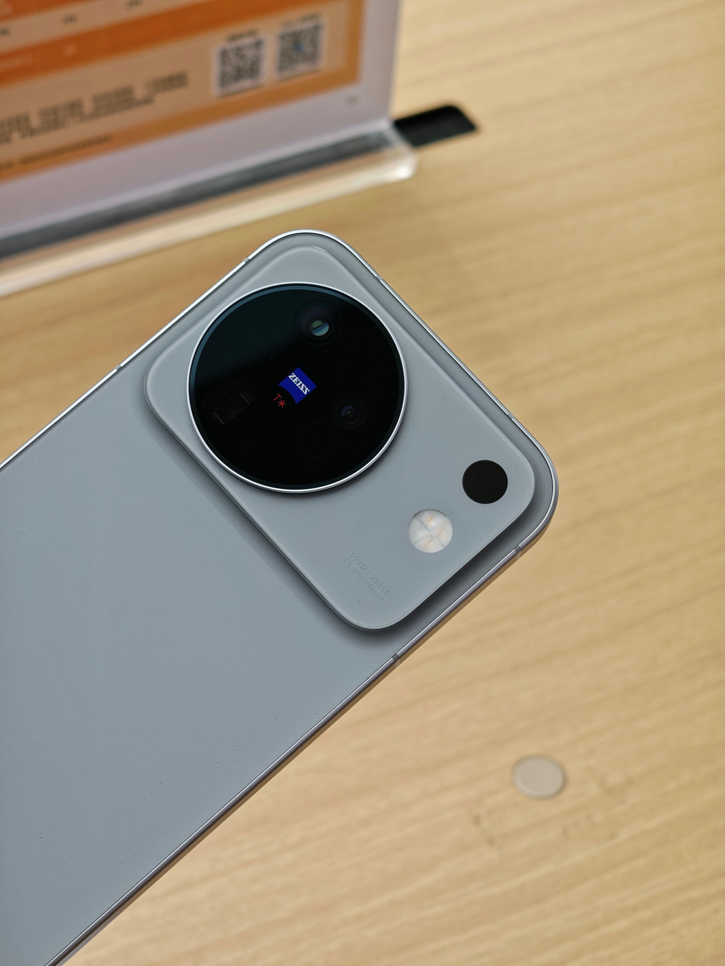 来线下店摸了摸 vivo X500，这个外观.....[二哈]非常有线下机的味道