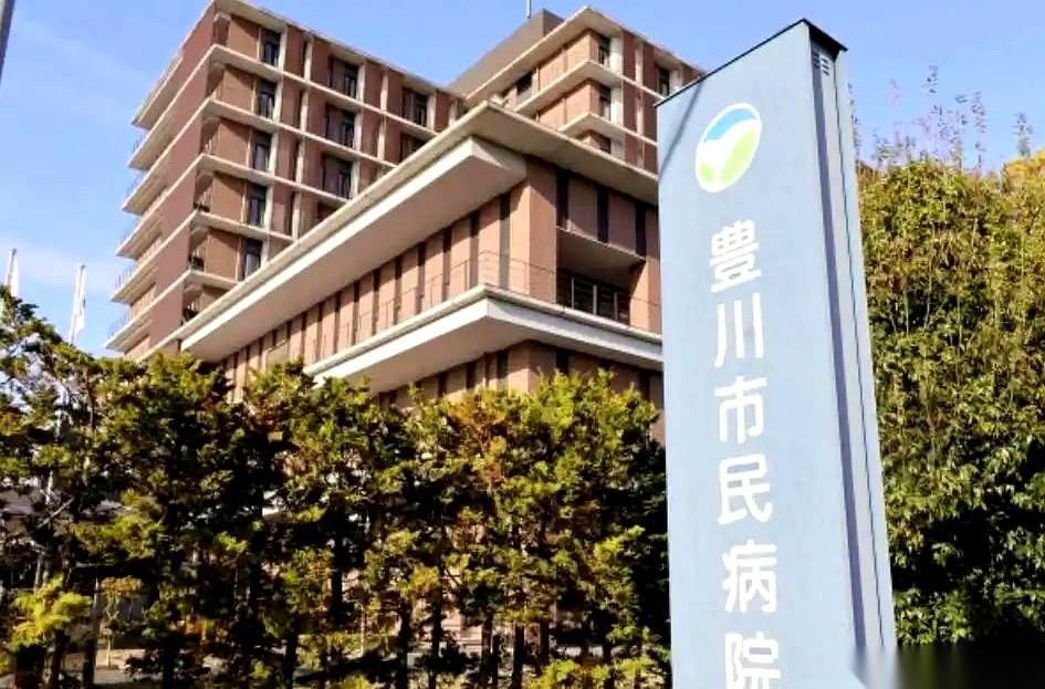 4月3日，日本爱知县的一家医院门口，一辆黑色轿车猛地刹车，从车上甩下一个满身是血