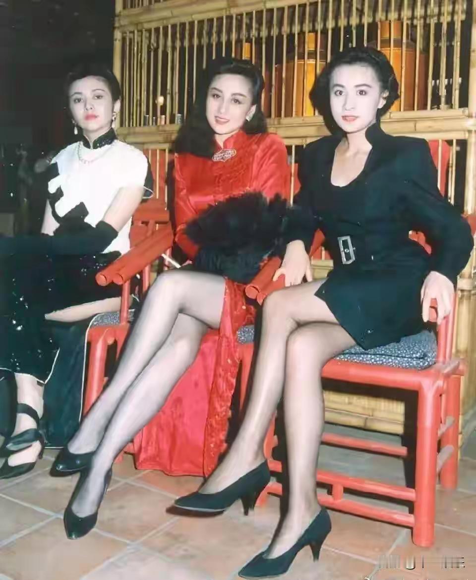 1988年，香港电影《群莺乱舞》宣传期间的珍贵合影。三位主角是（从左至右）：关之