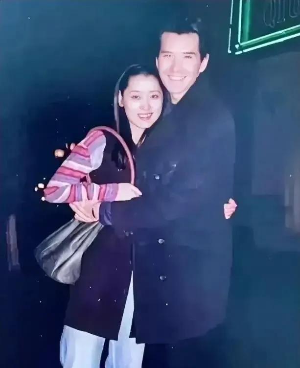 费翔和粉丝的互动总是那么的温暖。
这是我第二次看到他与粉丝在一起的温馨场面。
费